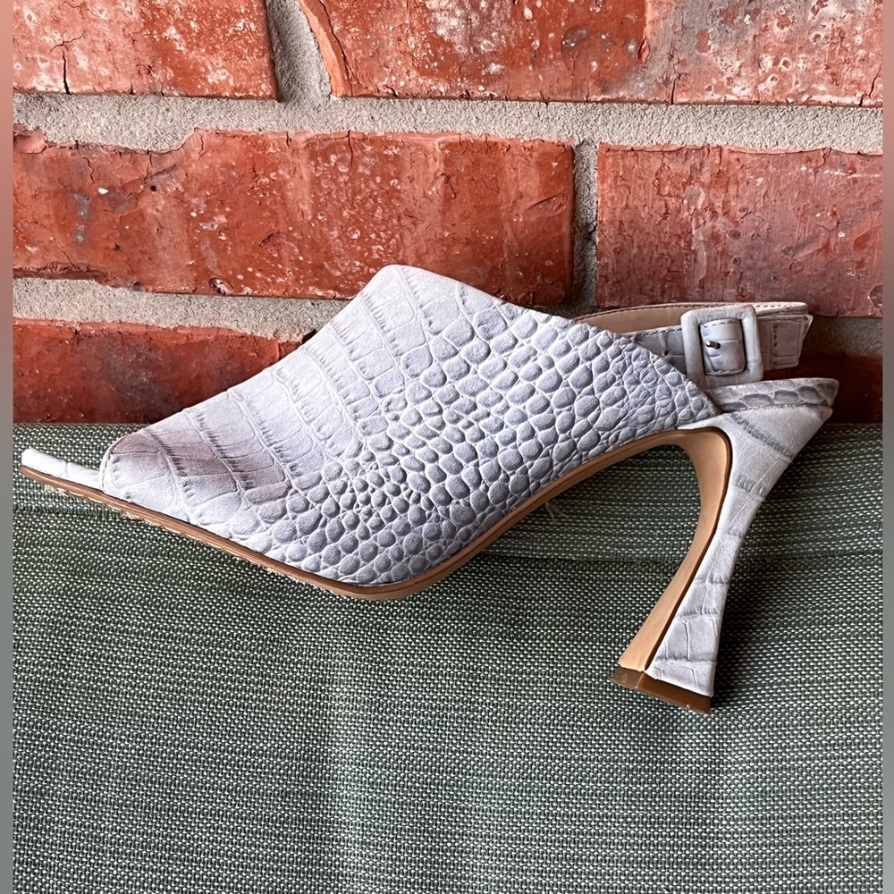 NWOT Vince Camuto Croc-Embossed Heels in Light Gray /Bluish Size 9